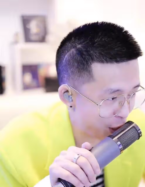 《勉為其難》原唱王冕獄中近照曝光,穿囚衣受訪,還和記者開玩笑