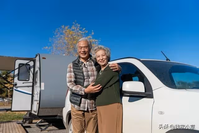 我跟老伴自駕游半年，回來後發現家被搬空，房子住著親家兩口子