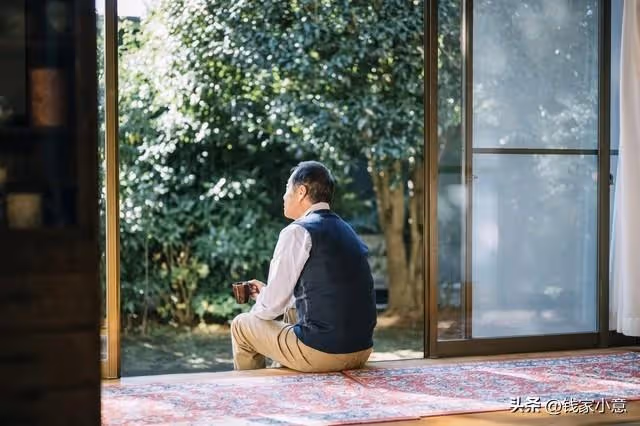 我跟老伴自駕游半年，回來後發現家被搬空，房子住著親家兩口子