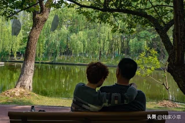 我跟老伴自駕游半年，回來後發現家被搬空，房子住著親家兩口子