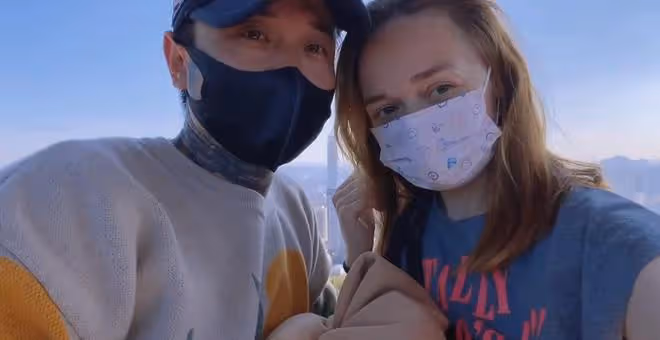 網紅「俄羅斯娜娜」葬禮曝光!倆繼女披麻戴孝,父親靈堂崩潰痛哭