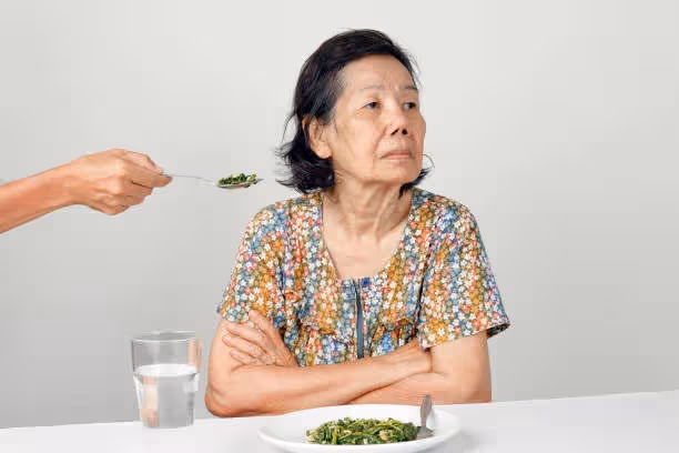 老伴去世後！我73歲「去兒子家養老」感到不對勁　某天隨手「拿兒媳水杯喝水後」憤然離去!