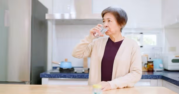 老伴去世後！我73歲「去兒子家養老」感到不對勁　某天隨手「拿兒媳水杯喝水後」憤然離去!