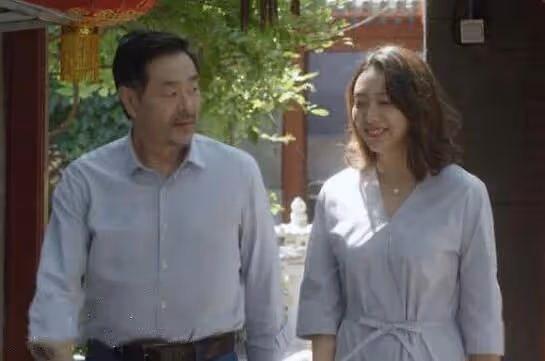 濮存昕女兒罕見露面,穿襯衫裙燙大波浪,不做演員依舊時髦美艷