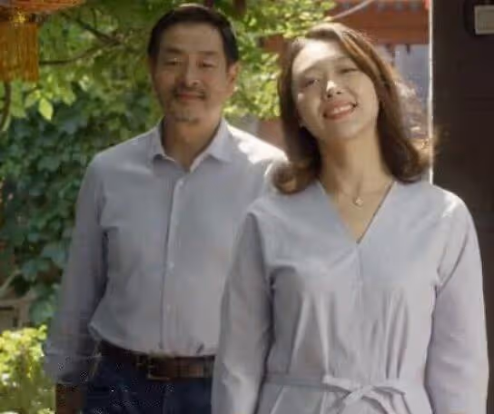 濮存昕女兒罕見露面,穿襯衫裙燙大波浪,不做演員依舊時髦美艷