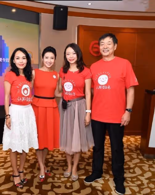 濮存昕女兒罕見露面,穿襯衫裙燙大波浪,不做演員依舊時髦美艷