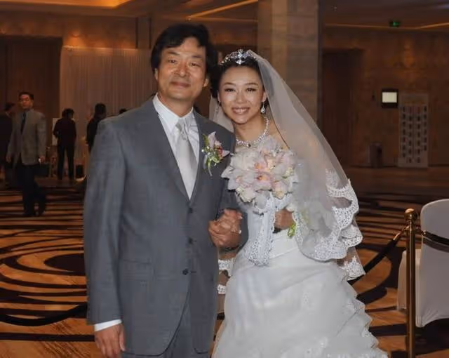 濮存昕女兒罕見露面,穿襯衫裙燙大波浪,不做演員依舊時髦美艷
