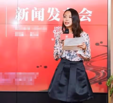 濮存昕女兒罕見露面,穿襯衫裙燙大波浪,不做演員依舊時髦美艷