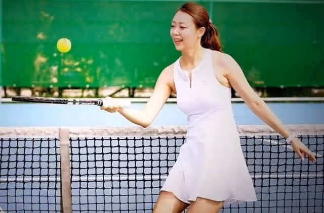 濮存昕女兒罕見露面,穿襯衫裙燙大波浪,不做演員依舊時髦美艷