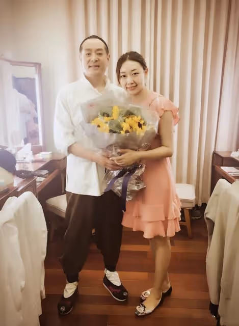 濮存昕女兒罕見露面,穿襯衫裙燙大波浪,不做演員依舊時髦美艷
