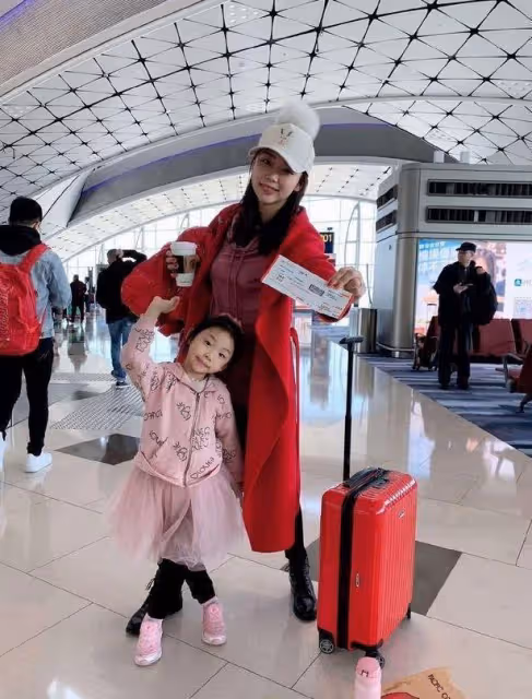 濮存昕女兒罕見露面,穿襯衫裙燙大波浪,不做演員依舊時髦美艷