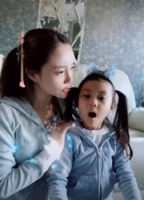 李小璐又曬甜馨同框照!眼神卻暴露存在感,是否好媽媽一目了然