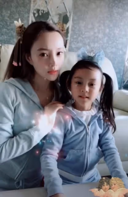 李小璐又曬甜馨同框照!眼神卻暴露存在感,是否好媽媽一目了然