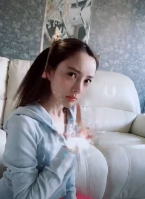 李小璐又曬甜馨同框照!眼神卻暴露存在感,是否好媽媽一目了然