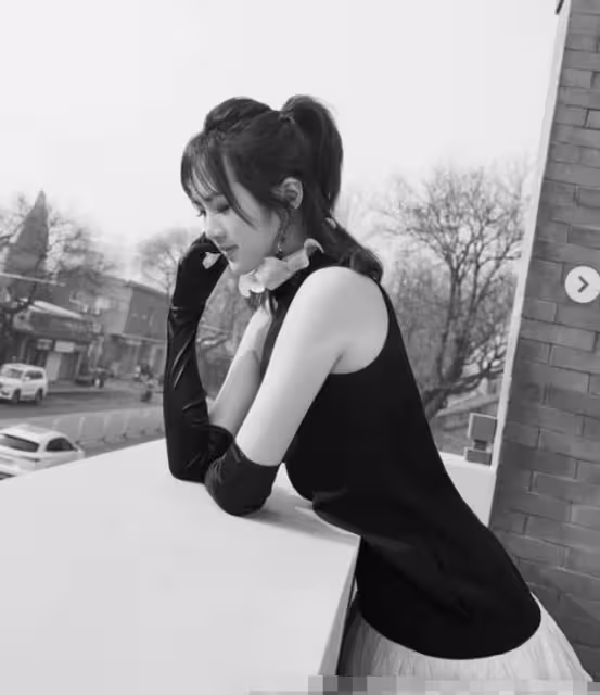 任正非小女兒身材凹凸，21歲輕鬆駕馭深V裙，頂級名媛人美還敢穿
