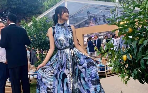 任正非小女兒身材凹凸，21歲輕鬆駕馭深V裙，頂級名媛人美還敢穿