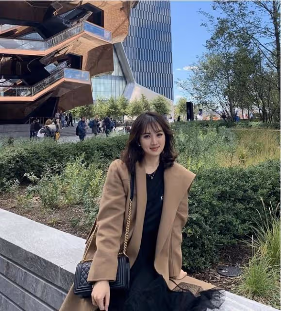 任正非小女兒身材凹凸，21歲輕鬆駕馭深V裙，頂級名媛人美還敢穿
