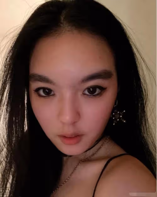 李詠17歲女兒真火辣!化貓眼妝不夠,還穿小號背心做內搭,夠惹眼