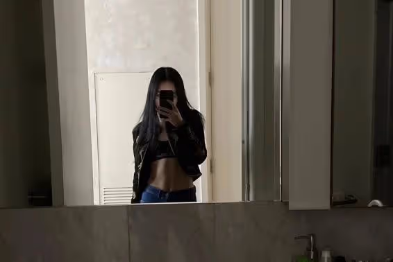 李詠17歲女兒真火辣!化貓眼妝不夠,還穿小號背心做內搭,夠惹眼
