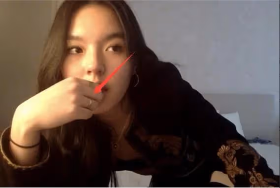 李詠17歲女兒真火辣!化貓眼妝不夠,還穿小號背心做內搭,夠惹眼