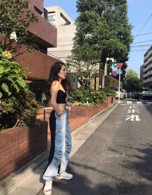 李詠17歲女兒真火辣!化貓眼妝不夠,還穿小號背心做內搭,夠惹眼