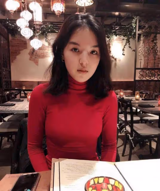 李詠17歲女兒真火辣!化貓眼妝不夠,還穿小號背心做內搭,夠惹眼