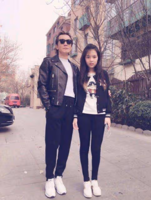 李詠17歲女兒真火辣!化貓眼妝不夠,還穿小號背心做內搭,夠惹眼