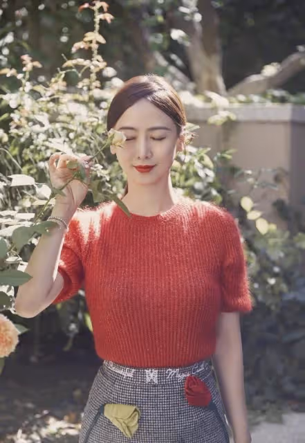 51歲翁虹真"驕傲"!毛衣穿成修身衣不夠,零瑕疵的肌膚讓人上頭