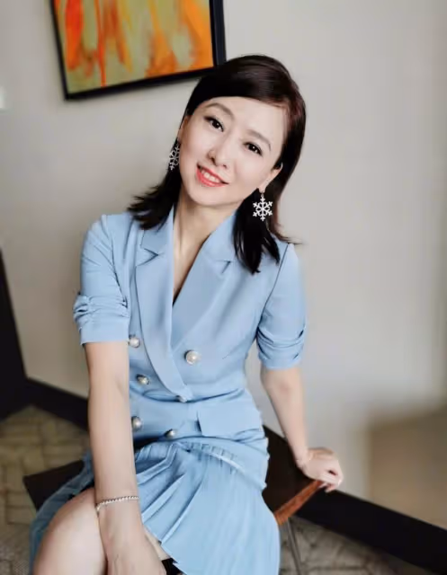 51歲翁虹真"驕傲"!毛衣穿成修身衣不夠,零瑕疵的肌膚讓人上頭