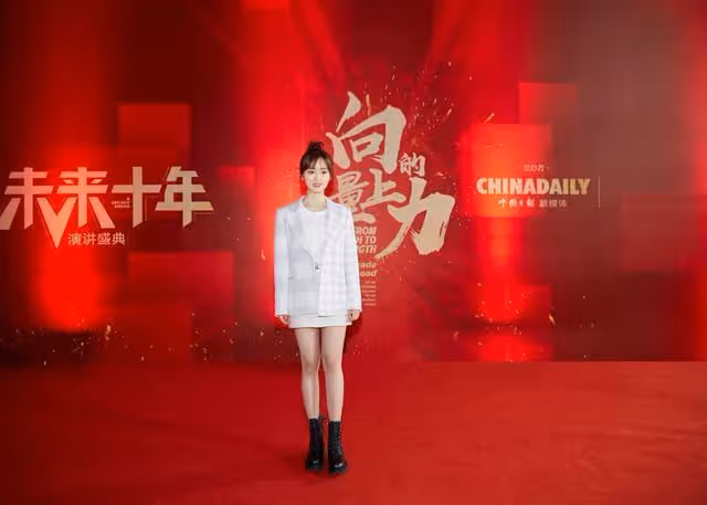 沈月大翻身!西裝混搭短款連衣裙,提了氣質拉了長腿,美翻啦!
