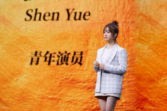 沈月大翻身!西裝混搭短款連衣裙,提了氣質拉了長腿,美翻啦!