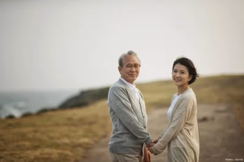 公婆離婚後仍住在一起！半年之後公公找到「新女友」帶回家　「婆婆連夜搬走」公公瞬間不淡定了