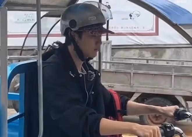 金莎小男友這是紅了？孫丞瀟單獨接綜藝沒帶金莎，網友卻更加擔心