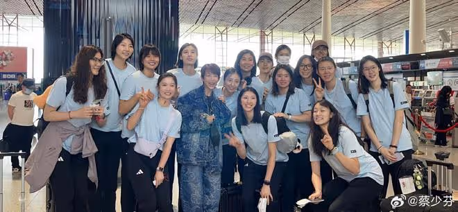 蔡少芬機場偶遇中國女排，激動與女排健將合影，1米73變小鳥依人