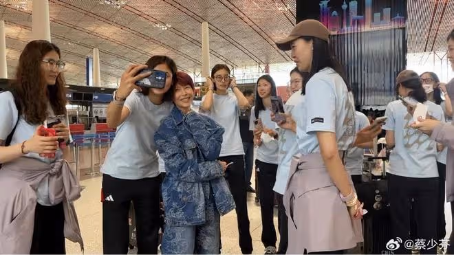 蔡少芬機場偶遇中國女排，激動與女排健將合影，1米73變小鳥依人