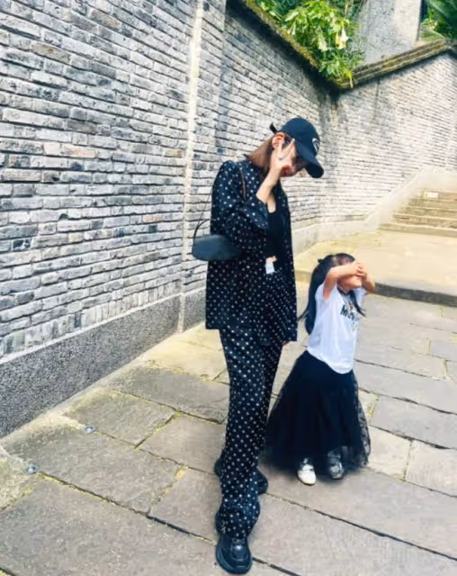 張若昀唐藝昕重慶低調聚餐，唐藝昕大方曬與女兒及好友李沁合照