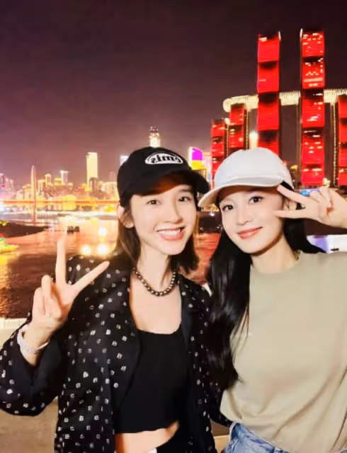 張若昀唐藝昕重慶低調聚餐，唐藝昕大方曬與女兒及好友李沁合照