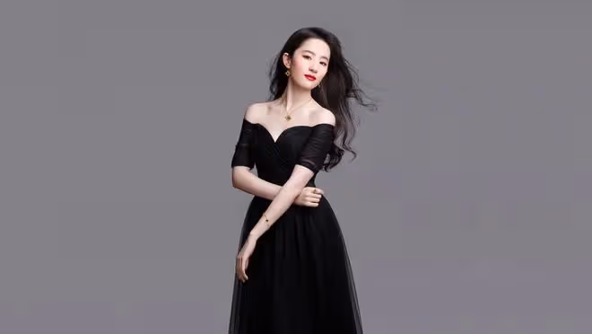 劉亦菲現身活動，保安看劉亦菲時的眼神，難掩欣賞之情