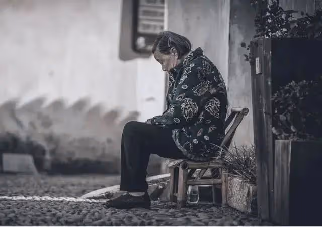 母親在兒子家住了三年,離開之前,她當眾給了兒子兩個耳光