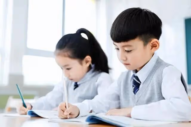 母親在兒子家住了三年,離開之前,她當眾給了兒子兩個耳光
