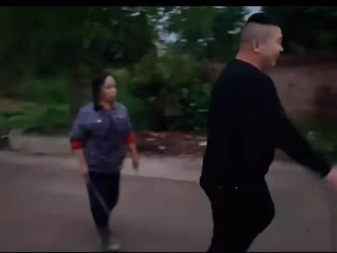 歲兒子喝醉酒在村口秀功夫,母親拿著木棍趕來,讓人哭笑不得