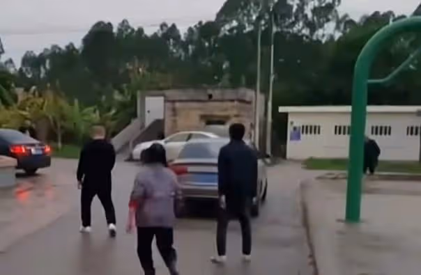 歲兒子喝醉酒在村口秀功夫,母親拿著木棍趕來,讓人哭笑不得