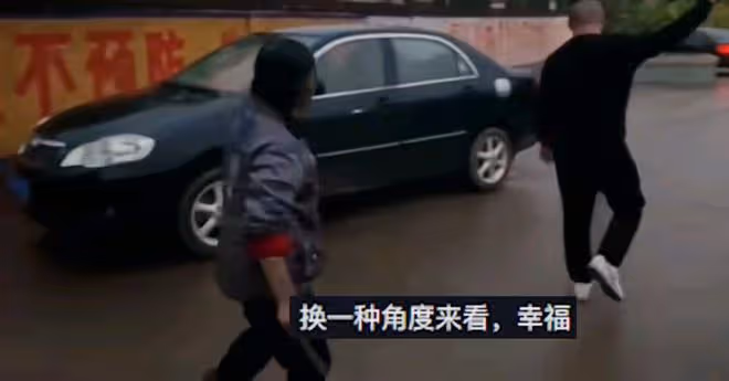 歲兒子喝醉酒在村口秀功夫,母親拿著木棍趕來,讓人哭笑不得