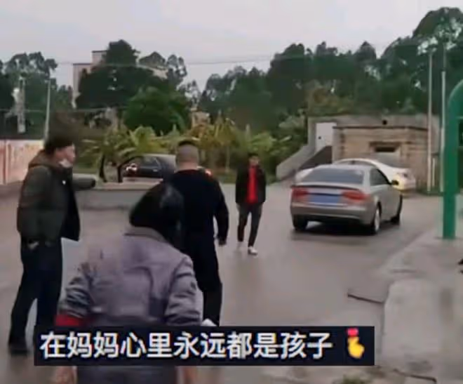 歲兒子喝醉酒在村口秀功夫,母親拿著木棍趕來,讓人哭笑不得