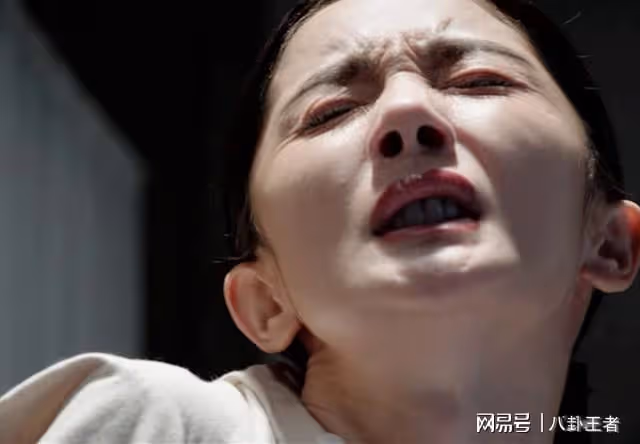 秦昊怎麼演得下去！楊冪「吃戲」吃到青筋暴起，半張臉都扭曲變形
