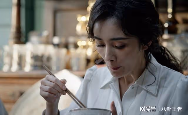 秦昊怎麼演得下去！楊冪「吃戲」吃到青筋暴起，半張臉都扭曲變形