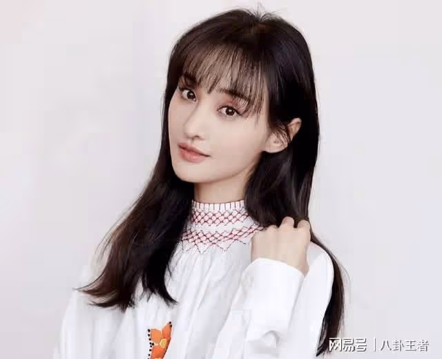 鄭爽染黃髮穿短褲風格變樣！美國逛街被偶遇，自曝當導演拍復仇劇