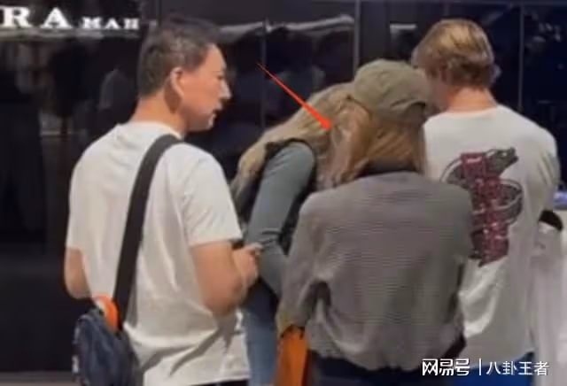 鄭爽染黃髮穿短褲風格變樣！美國逛街被偶遇，自曝當導演拍復仇劇