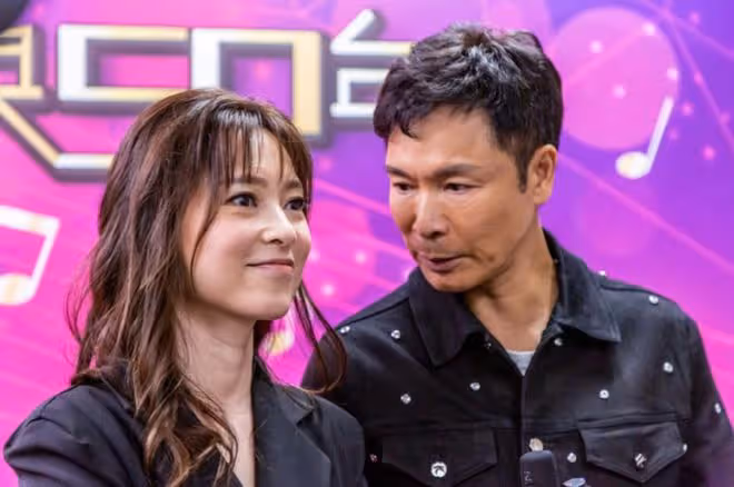 52歲女星懶理舊愛郭晉安離婚！赴內地大曬美腿！與老公婚後極恩愛