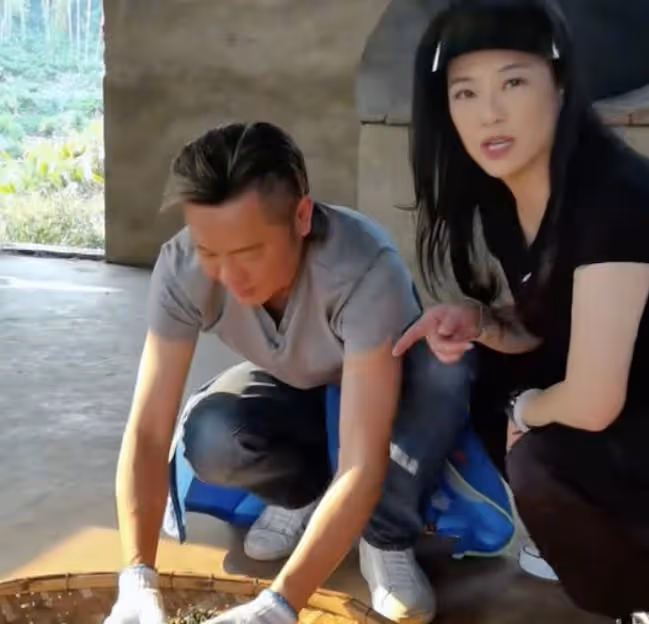 52歲女星懶理舊愛郭晉安離婚！赴內地大曬美腿！與老公婚後極恩愛